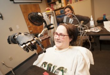 Сал болып қалған әйел F-35 жойғыш ұшағын ойша басқара білді