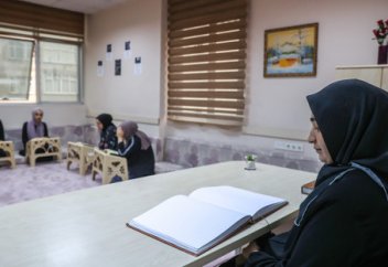 Слепая мусульманка обучает Корану зрячих студентов