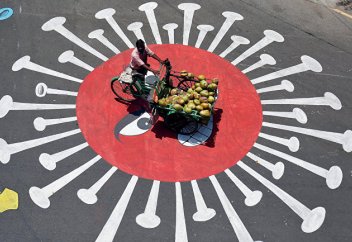 Сидеть дома до 2022 года предложили ученые