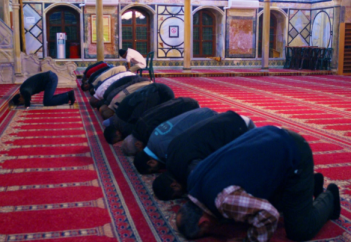 Министр оскандалился, предложив изменить важную часть намаза