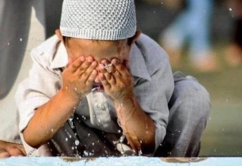 Как уговорить взрослого сына совершать обязательную молитву?