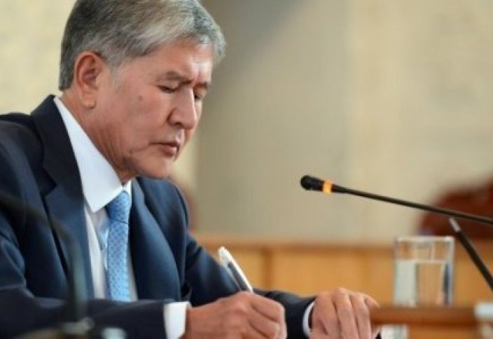 Атамбаев подписал закон, позволяющий возбуждать уголовное дело в отношении президента