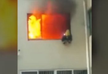Жалыннан қашқан қытайлық өрт сөндіруші терезеден секіруге мәжбүр болды (ВИДЕО)