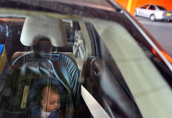 Разные: В Абу-Даби будут наказывать родителей оставляющих детей без присмотра в машине