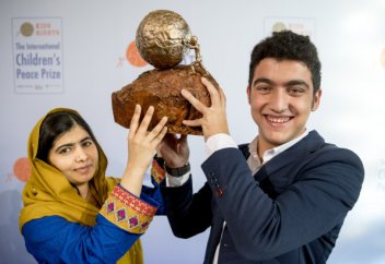 Подросток открыл школу для детей-беженцев