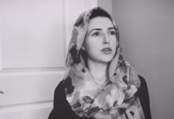 Америкалық әнші Дженнифер Груттың "Бақара" сүресінің соңғы екі аятын оқуы (тамаша)