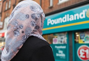 Школьники сорвали платок с мусульманки, поймавшей их на краже