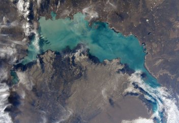 Может распасться на две части: ученые предупредили о возможном обмелении Балхаша