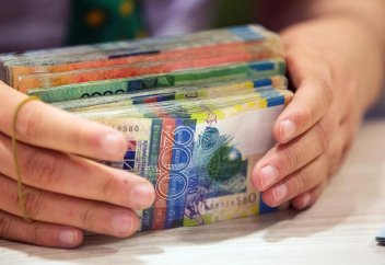 Ақшаның зекетін 1 жыл күтпей, нисабқа жеткен күні бере берсе бола ма?