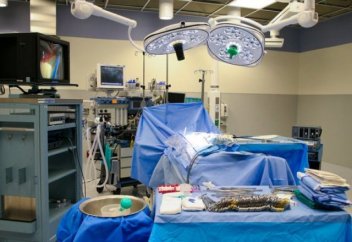 АҚШ-та емделуші аяғын қоқысқа тастаған дәрігерлерді сотқа берді