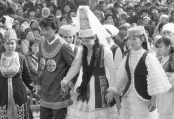 "Ұлттық киімнен жаңылдық". Қазақтар бұрын не киген?