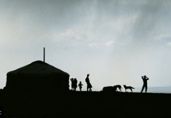 "Он төрт сиыр, он екі бие сауатынмын": Қазақ азаматына тұрмысқа шыққан корейлік әйел ауылдағы тұрмысы мен қазақ тілін үйренуі жайлы айтты