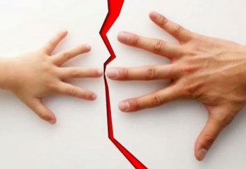 За что лишают родительских прав, объяснили в полиции