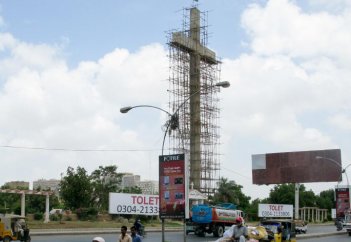 Гигантский крест в исламской столице «от Бога во сне»?
