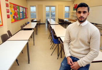 Учитель-мусульманин не захотел трогать женщин и лишился работы