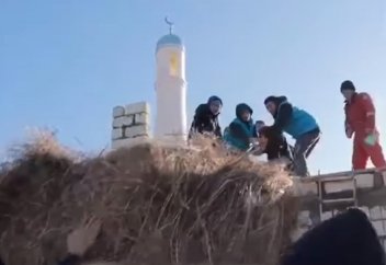 Атырау жастары мешіт құрылысына жәрдемдесті (ВИДЕО)