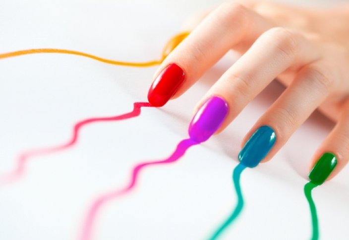 Последние исследования ученых показывают токсическое действие лака для ногтей