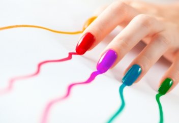 Последние исследования ученых показывают токсическое действие лака для ногтей