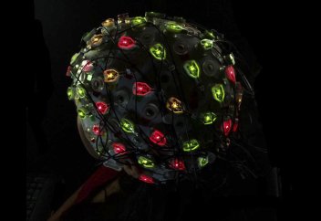 Исследователи научились общаться с парализованными пациентами