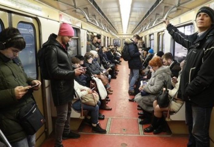 Фото уставших кыргызстанцев в московском метро обсуждают пользователи (фото)