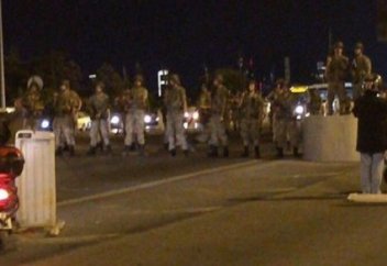 Түркияда әскерилер мемлекеттік төңкеріс жасауға әрекеттенді (фото+видео)