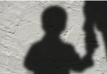 Вправе ли родители физически наказывать детей: за что грозит крупный штраф, а за что – срок