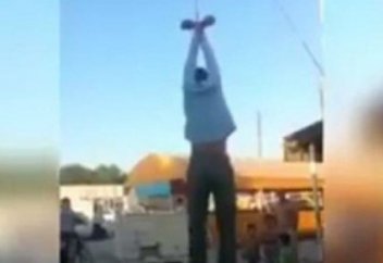 Повесили на воротах: торговцы на рынке поймали вора и устроили самосуд (видео)