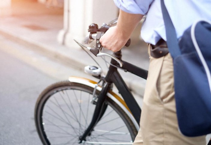 Япония введет штраф в размере 12 000 иен за использование смартфонов во время езды на велосипеде по новому правилу