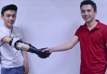 Дәрігерлер емес,  IT-маманы қол салып берді (видео)