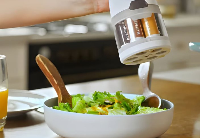 Странный гаджет Spicerr снайперски дозирует специи во время готовки