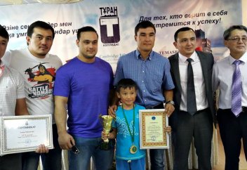 Кеудені жерден көтеру жаттығуын 550 рет орындаған 9 жасар бала рекорд орнатты