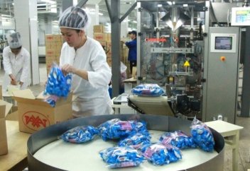 Женщина работала на мясной фабрике