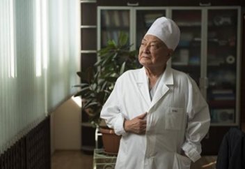 89 жастағы мұсылман дәрігер күніне 6 ота жасайды (фото)