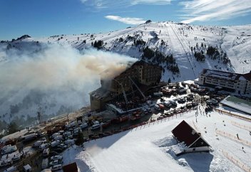 Турецкий суд приговорил владельца отеля и еще 10 человек к пожизненному заключению за смертельный пожар, в результате которого погибли 78 человек