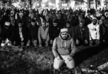 Жүздеген студент намаз оқып жатқандарға қорған болып тұрды. (ФОТО)