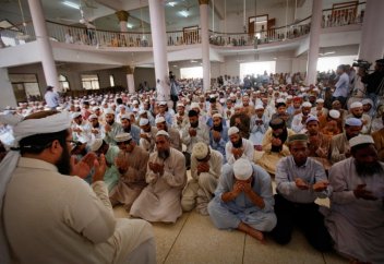 Франция требует от имамов получать знания внутри страны