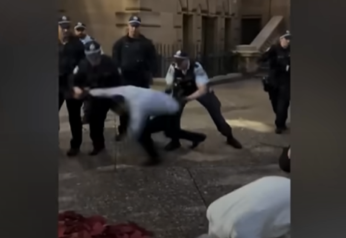 Жёстко вытаскивали из коллективного намаза