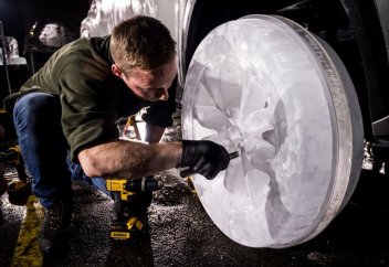 Мұздан жасалған дөңгелекпен жүретін көлік (видео)