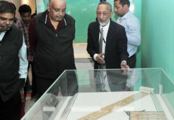 В Индии представили рукопись Корана написанную Али ибн Абу Талибом