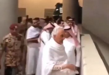 Католиктер үшін қасиетті тақтан бас тартқан бұрынғы Рим Папасы қажылығын өтеді (видео)