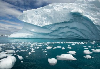 Бір ғана аралдың өзінде екі күнде 16 млрд тонна мұз еріп кетті (видео)