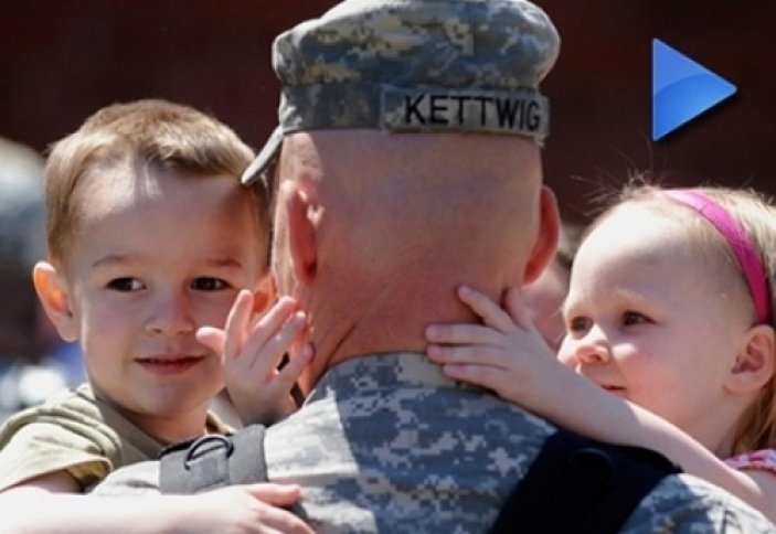 Невероятная реакция мальчика на возвращение брата из армии! (видео)