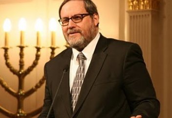 Раввиннің әйелдерді дәрет алу кезінде қараған ұрлығы әшкере болды