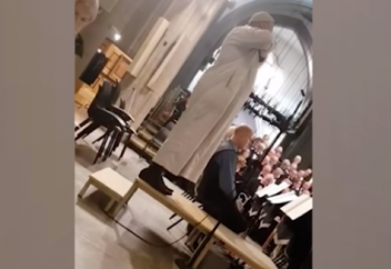 Разное: Звучный азан в кафедральном соборе вызвал бурную реакцию (ВИДЕО)