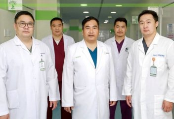 Аса күрделі ота жасалды: бас пен омыртқа жалғанды