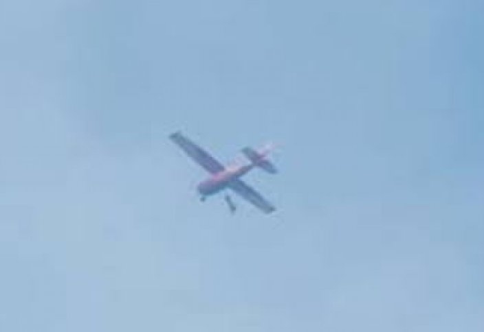 Ұшаққа жармасқан парашютші 30 минут бойы аспанда ілініп тұрды (ВИДЕО)