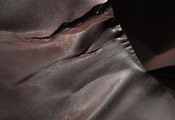 Фото из космоса: NASA показало удивительные дюны на Марсе (фото)
