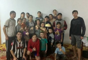 Жетім өскен азамат 18 баланы асырап алған