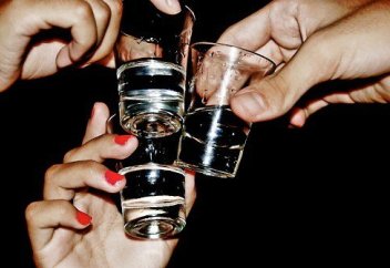 Арақ ішпесе де, стакан соғыстыру күнә ма?