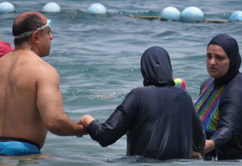 Төрт мәзхаб бойынша, ер кісінің қандай жерлері ғаурат болып саналады?